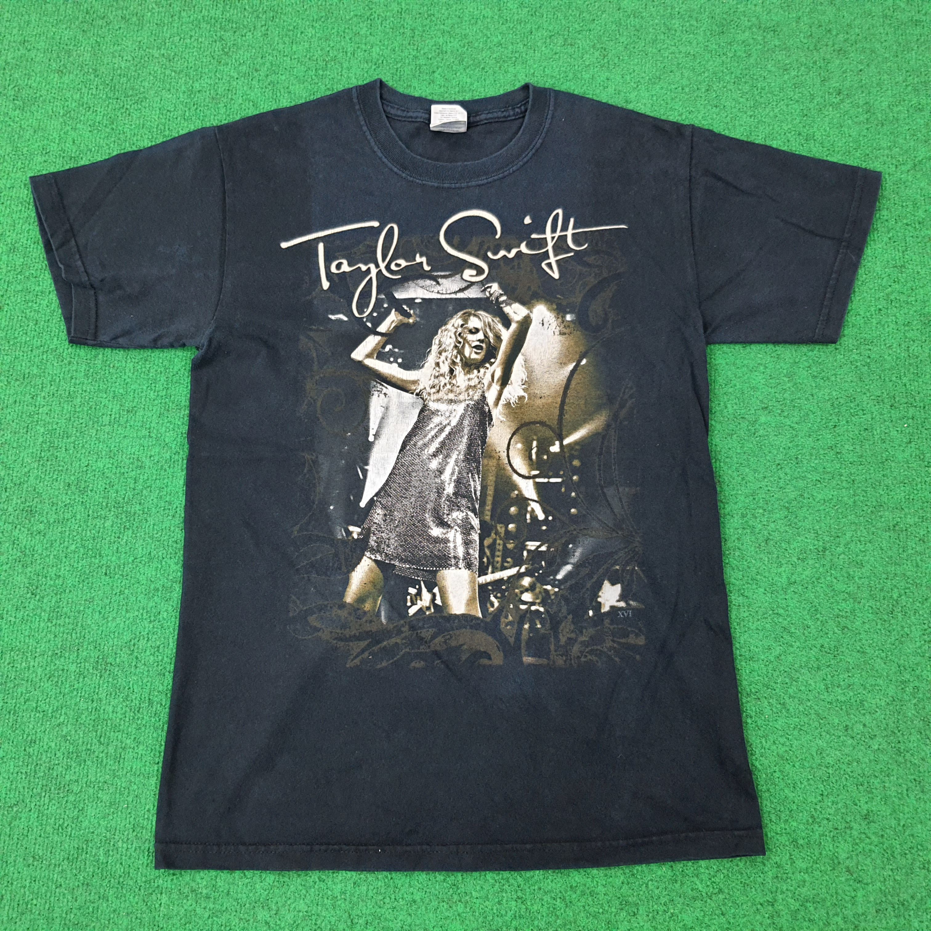 Band Tees Vintage Taylor Swift Tour Tshirt C239N57 Size US S / EU 44-46 / 1 - 1 Thumbnail