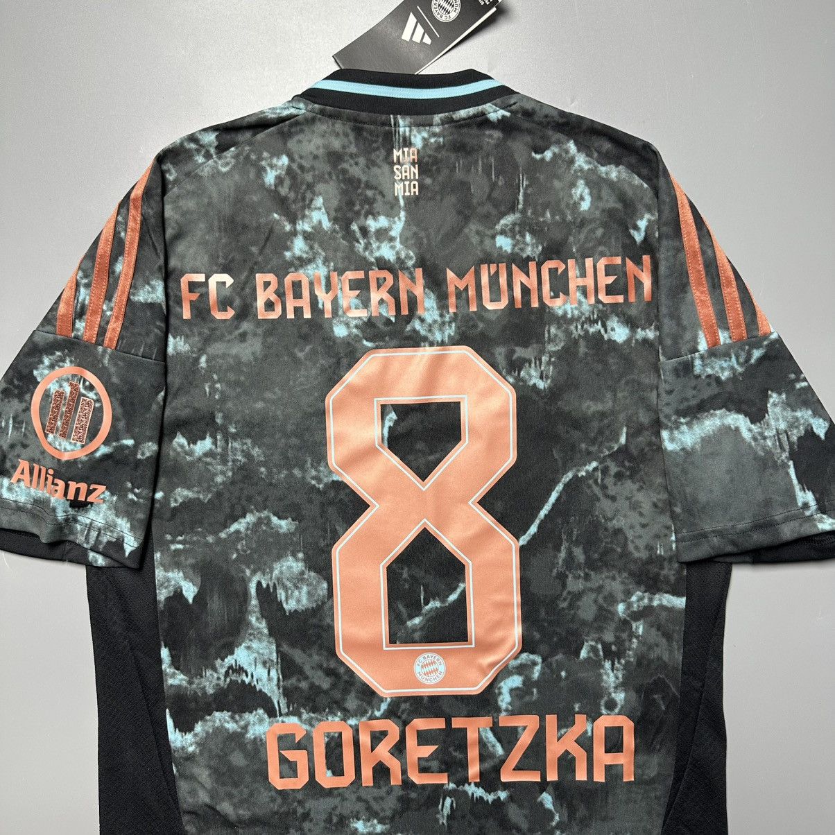 Vintage BAYERN ADIDAS 2024/2025 FOOTBALL AWAY JERSEY #8 GORETZKA Size US S / EU 44-46 / 1 - 10 Thumbnail
