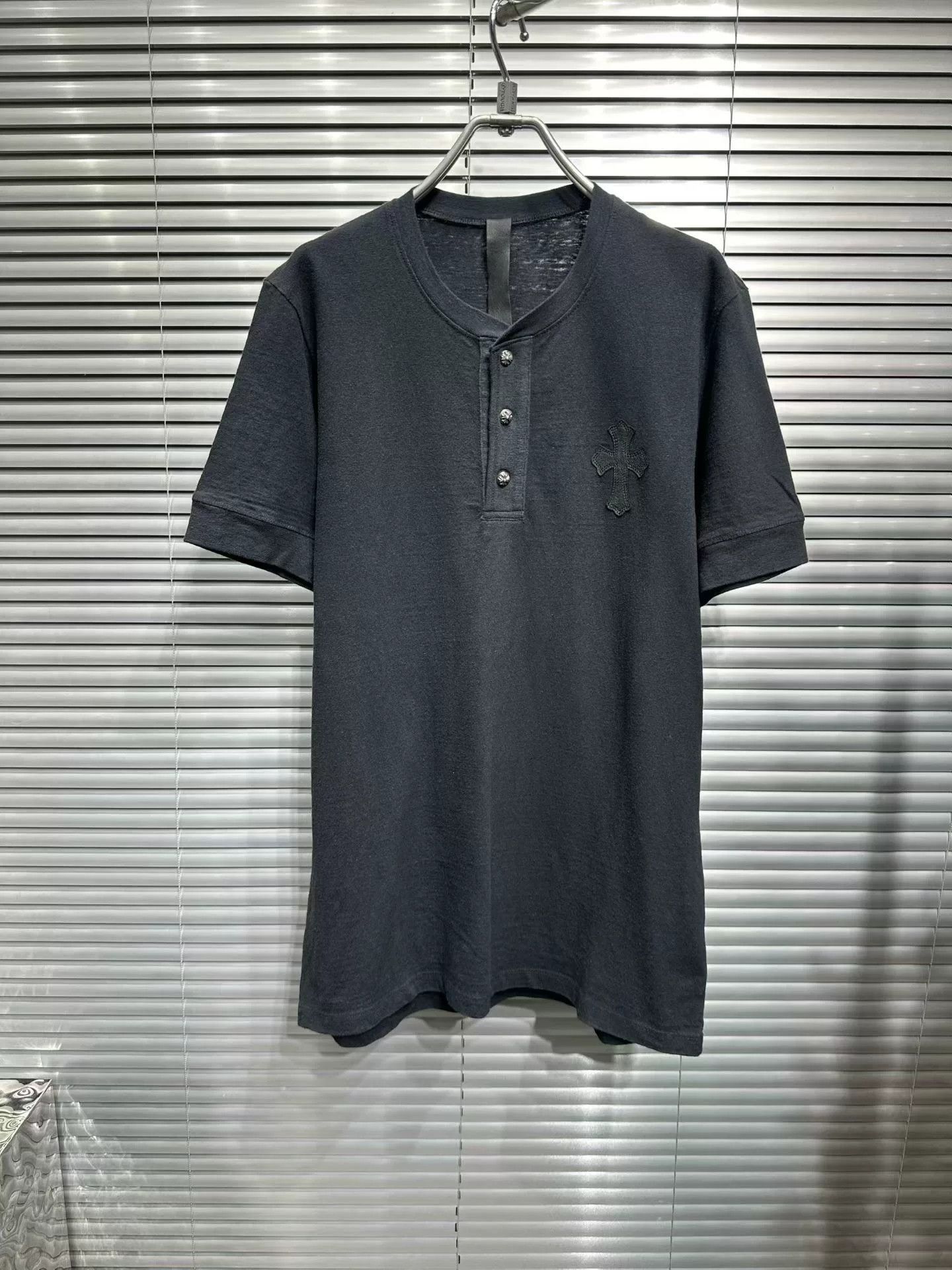 Chrome Hearts chrome hearts black short sleeve henley shirt Size US M / EU 48-50 / 2 - 1 Thumbnail