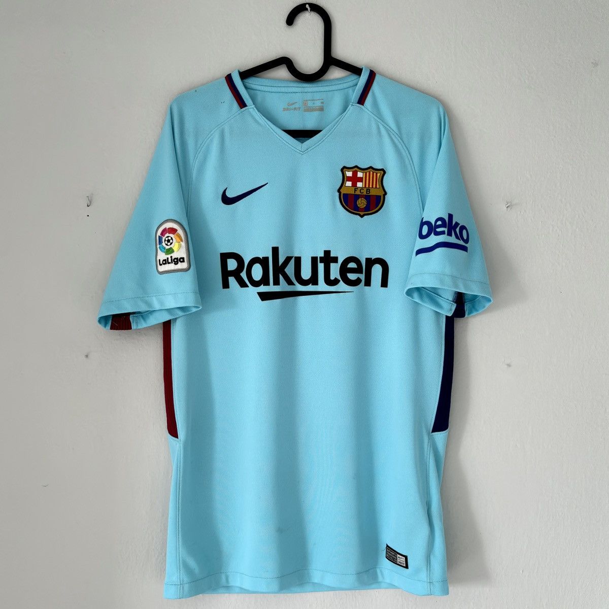 Nike 2017 2018 FC Barcelona Nike Away Kit Soccer Jersey Camiseta Size US S / EU 44-46 / 1 - 3 Thumbnail