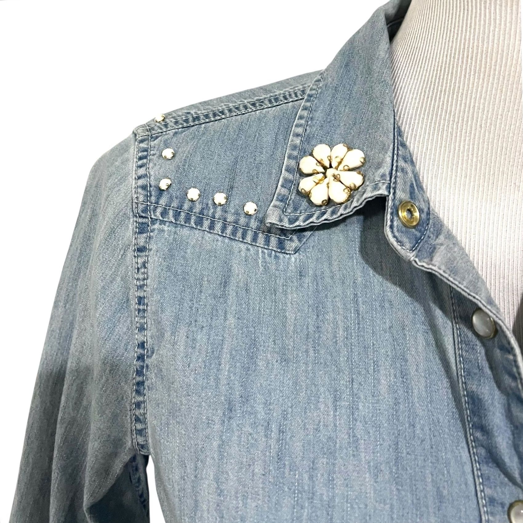 Vintage Draper James Women's Embellished Denim Top Pearl Snaps Blue 100% Cotton Size 2 Denim Blouse Casual Womens Blue Pearl Snaps 2 Size XS / US 0-2 / IT 36-38 - 3 Thumbnail