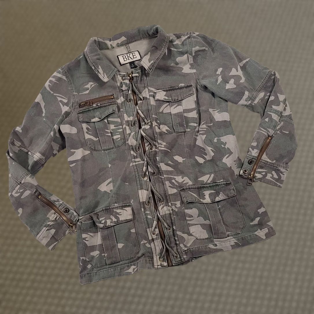 Vintage VINTAGE Buckle Camo Full Zip Casual Jacket Women Small Pockets Military Collared Size S / US 4 / IT 40 - 1 Thumbnail