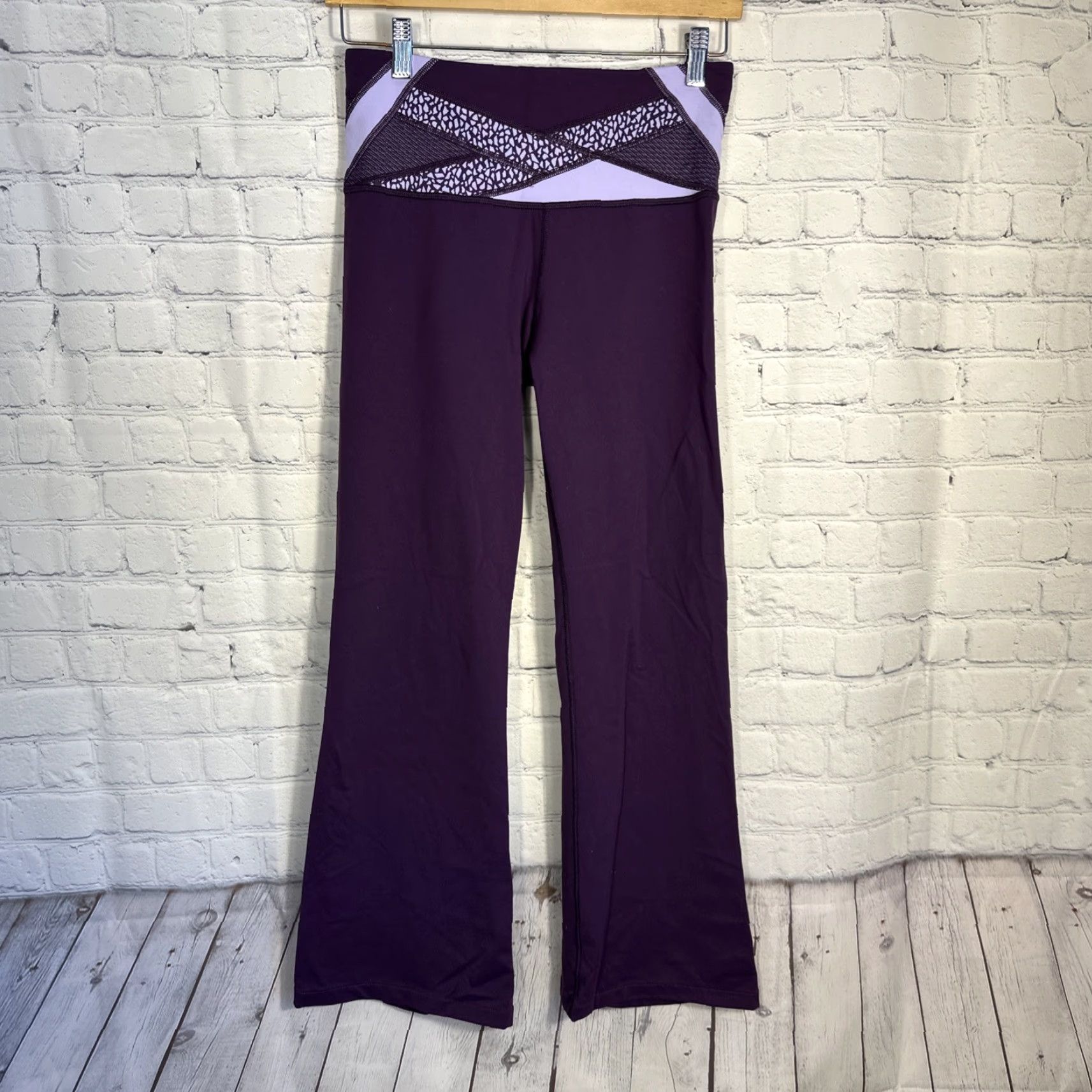 Lululemon Lululemon Groove Geometric Purple Women Activewear Pants 6 Legging Flared 28 Inseam Logo Stretch Size 26" / US 2 / IT 38 - 2 Thumbnail