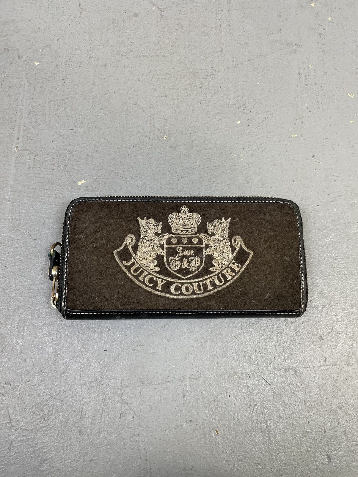 Juicy Couture Juicy Couture crest velour wallet billfold Size ONE SIZE - 1 Thumbnail