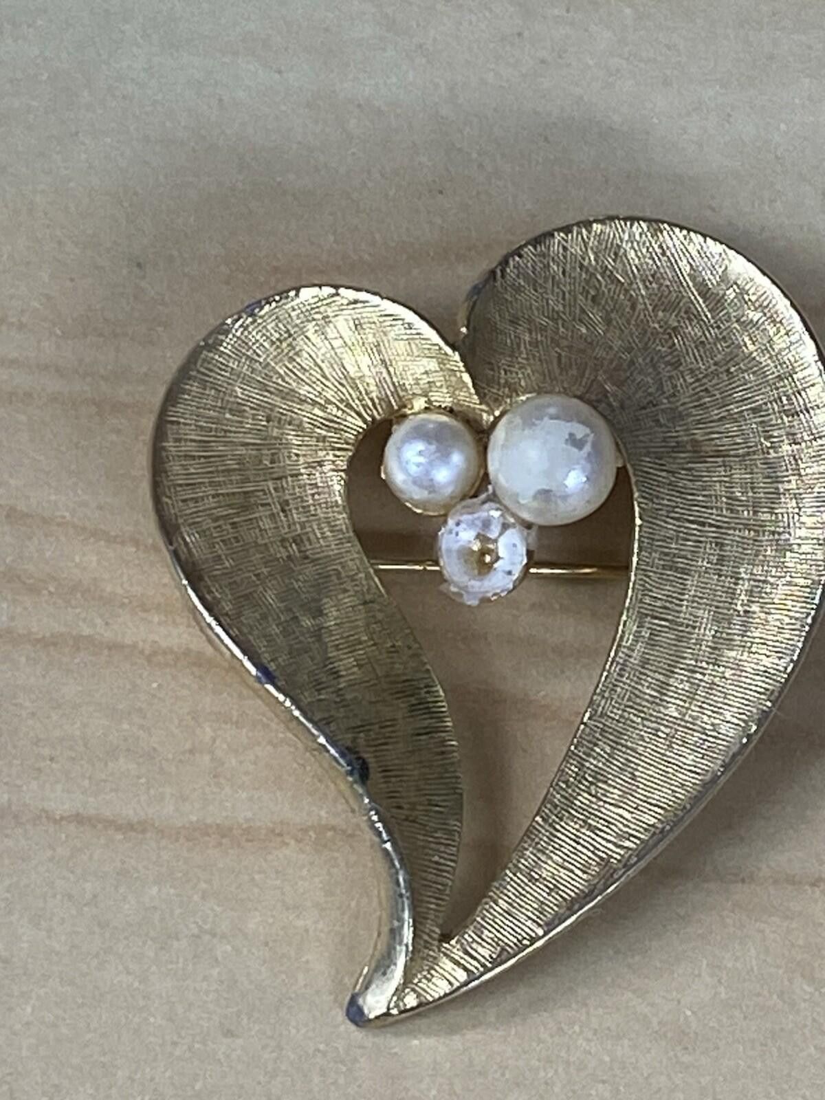Antique Rivet VINTAGE ANTIQUE PIN BROOCH GOLD TONE HEART Size ONE SIZE - 1 Thumbnail