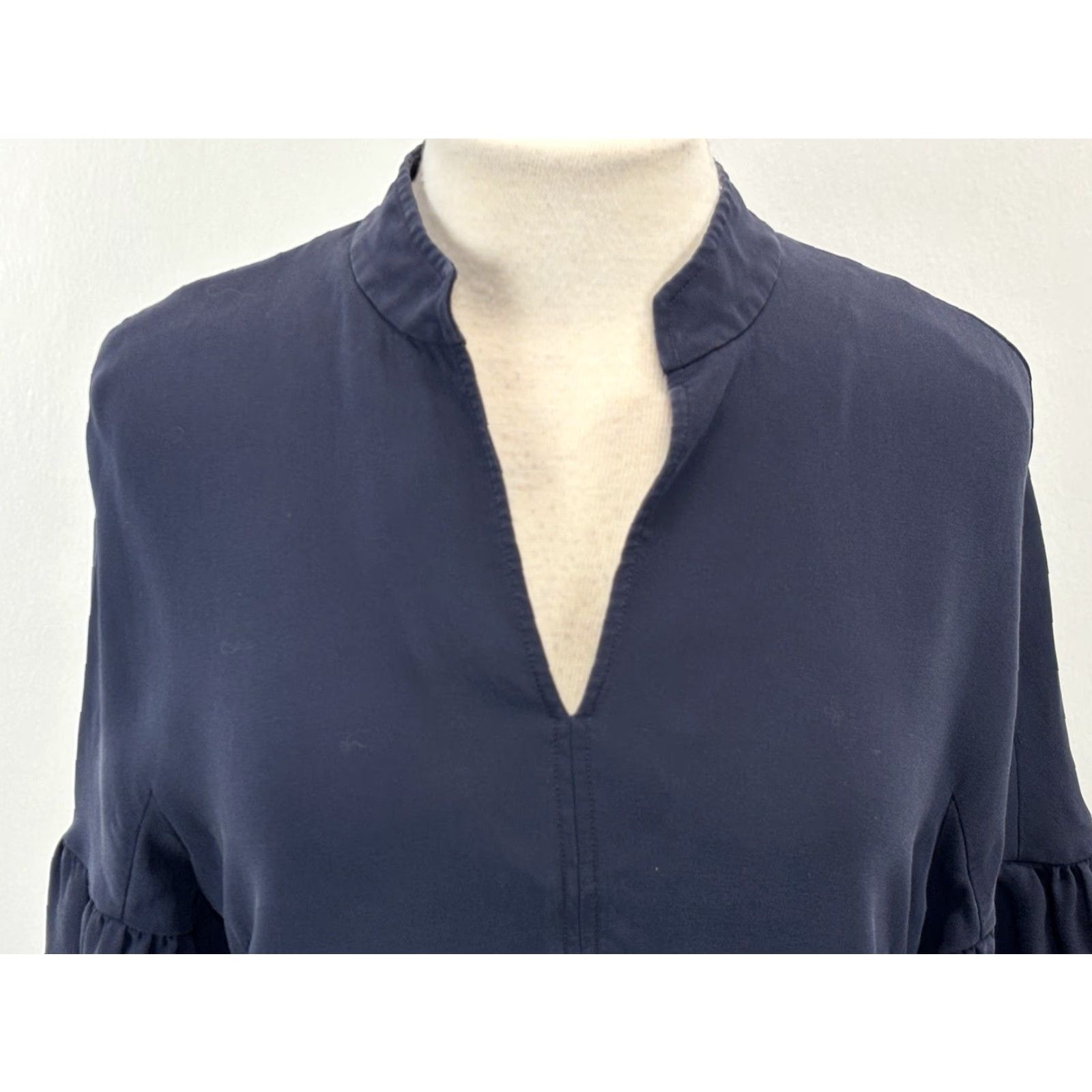 St. John St. John Blouse 100% Silk Women’s Medium Navy 3/4 Sleeve Bell Sleeve Classic Split Neck Zip Blouse Mens? Size M / US 6-8 / IT 42-44 - 5 Thumbnail