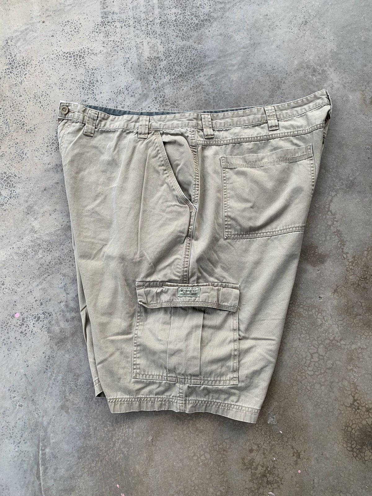 Wrangler 🔥 Big Size Wrangler Multipocket Cargo Short Pants Workwear Size US 44 / EU 60 - 3 Thumbnail