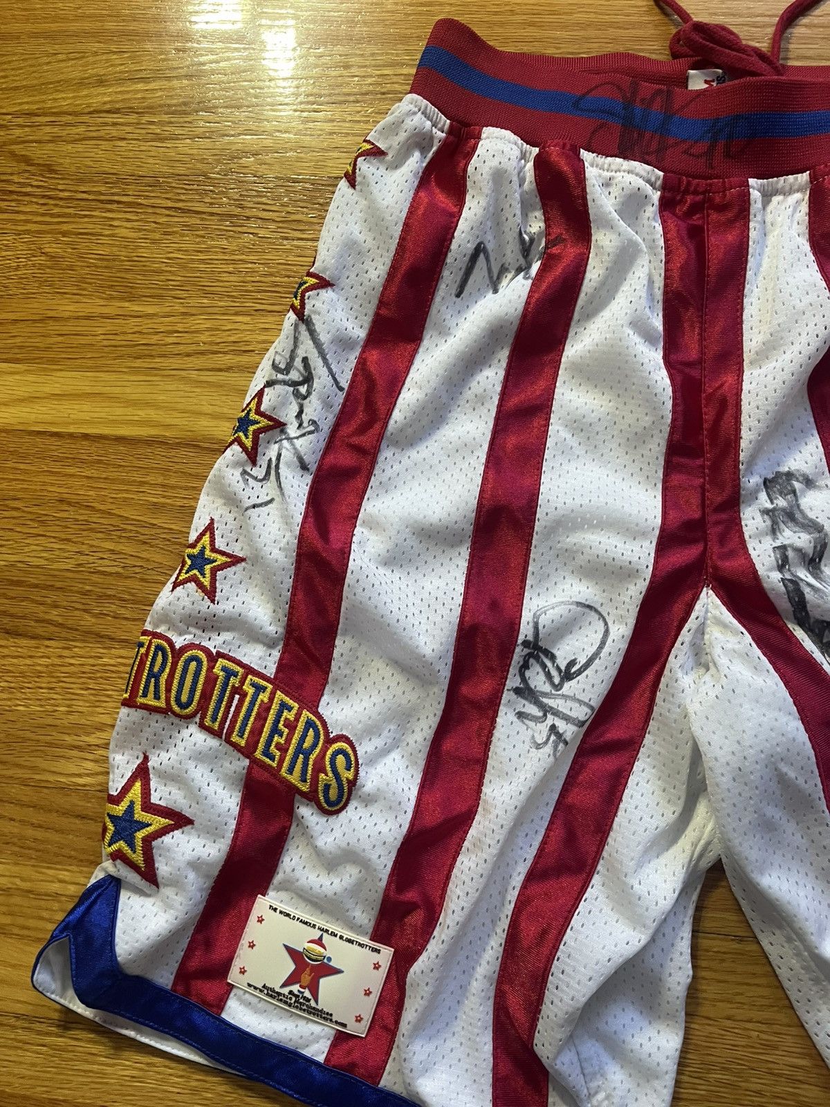 NBA Vintage Harlem Globetrotters Shorts Signed Size US 30 / EU 46 - 5 Thumbnail