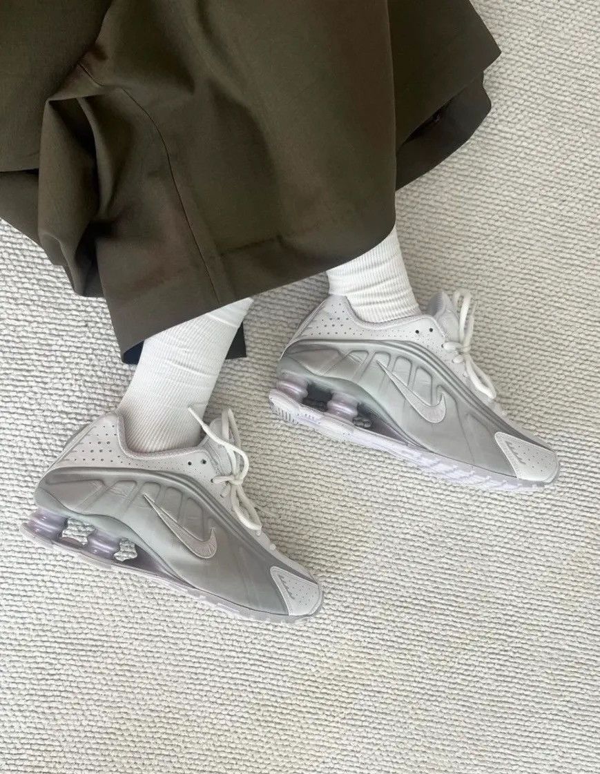 Japanese Brand Nike shox R4 metallic white Size US 5.5 / EU 38 - 1 Thumbnail