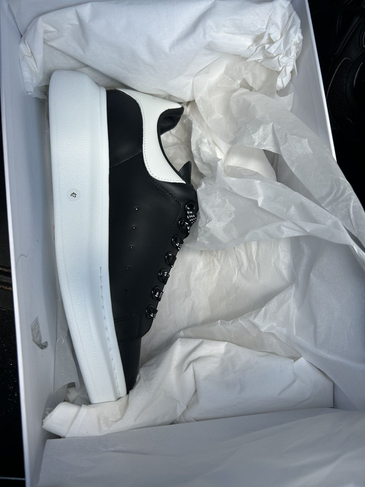 Alexander McQueen Alexander McQueen oversized sneaker Black/White Size US 9 / EU 42 - 5 Thumbnail