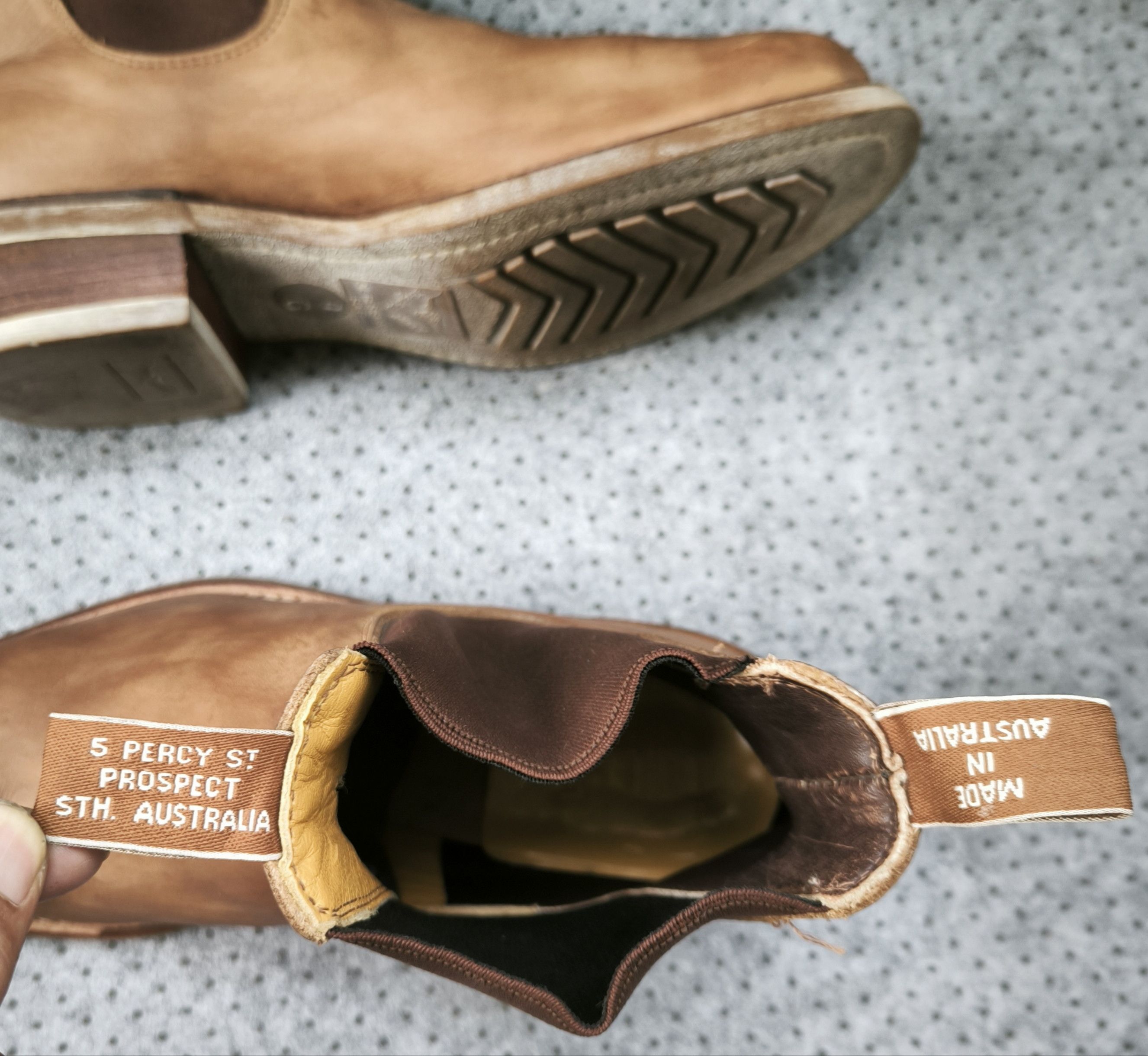 R.M. Williams R.M. WILLIAMS men's craftsman chelsea boot Size US 9.5 / EU 42-43 - 6 Thumbnail