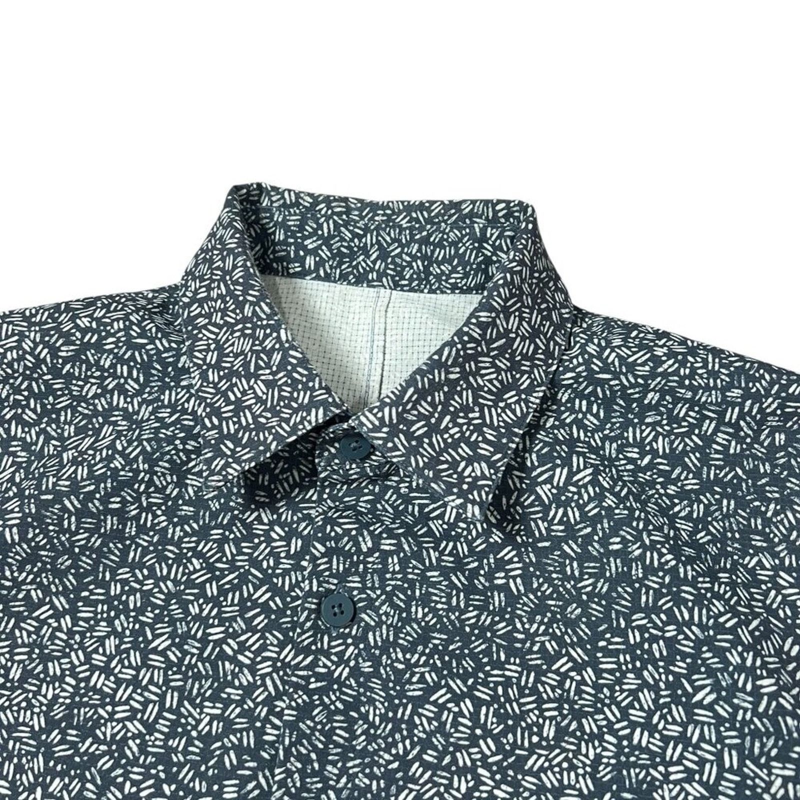 Lululemon Lululemon Down to the Wire Button Shirt Size M Navy Stretch Size US M / EU 48-50 / 2 - 7 Thumbnail