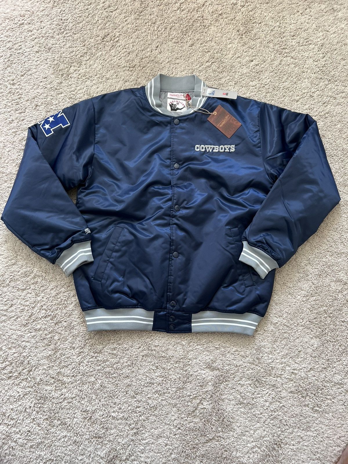 Mitchell & Ness Dallas Cowboys Mitchell Ness Throwback Quilted Satin Jacket Size US XL / EU 56 / 4 - 1 Thumbnail