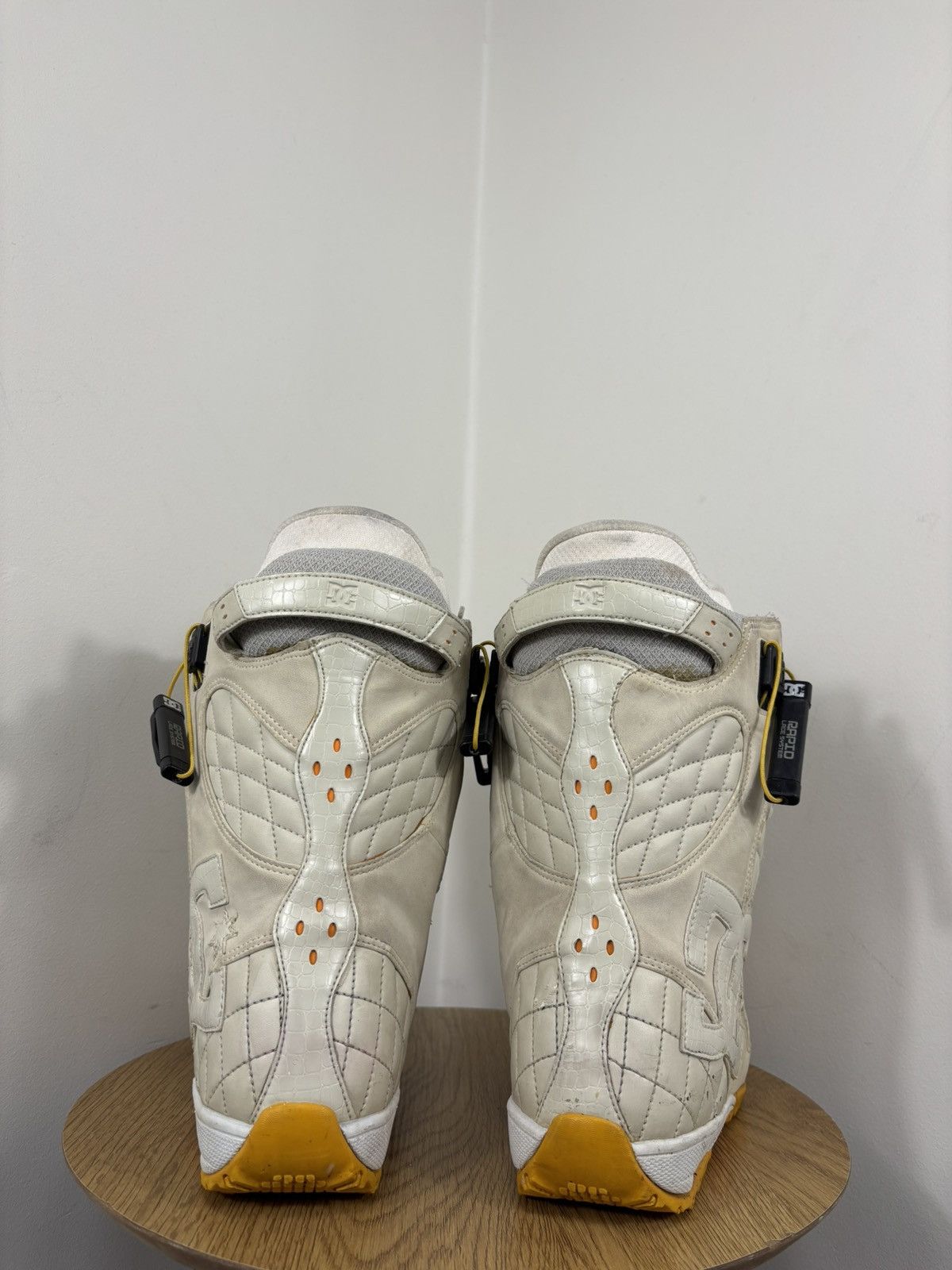 DC DC Nib Graphix Turtle Dove Women’s Snowboard Boots Size US 7 / IT 37 - 12 Thumbnail