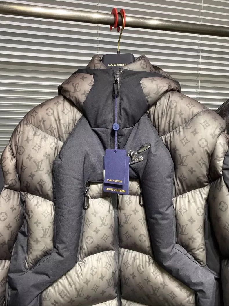 Louis Vuitton LOUIS VUITTON Temperature-sensitive color-changing fluffy d Size US L / EU 52-54 / 3 - 3 Thumbnail