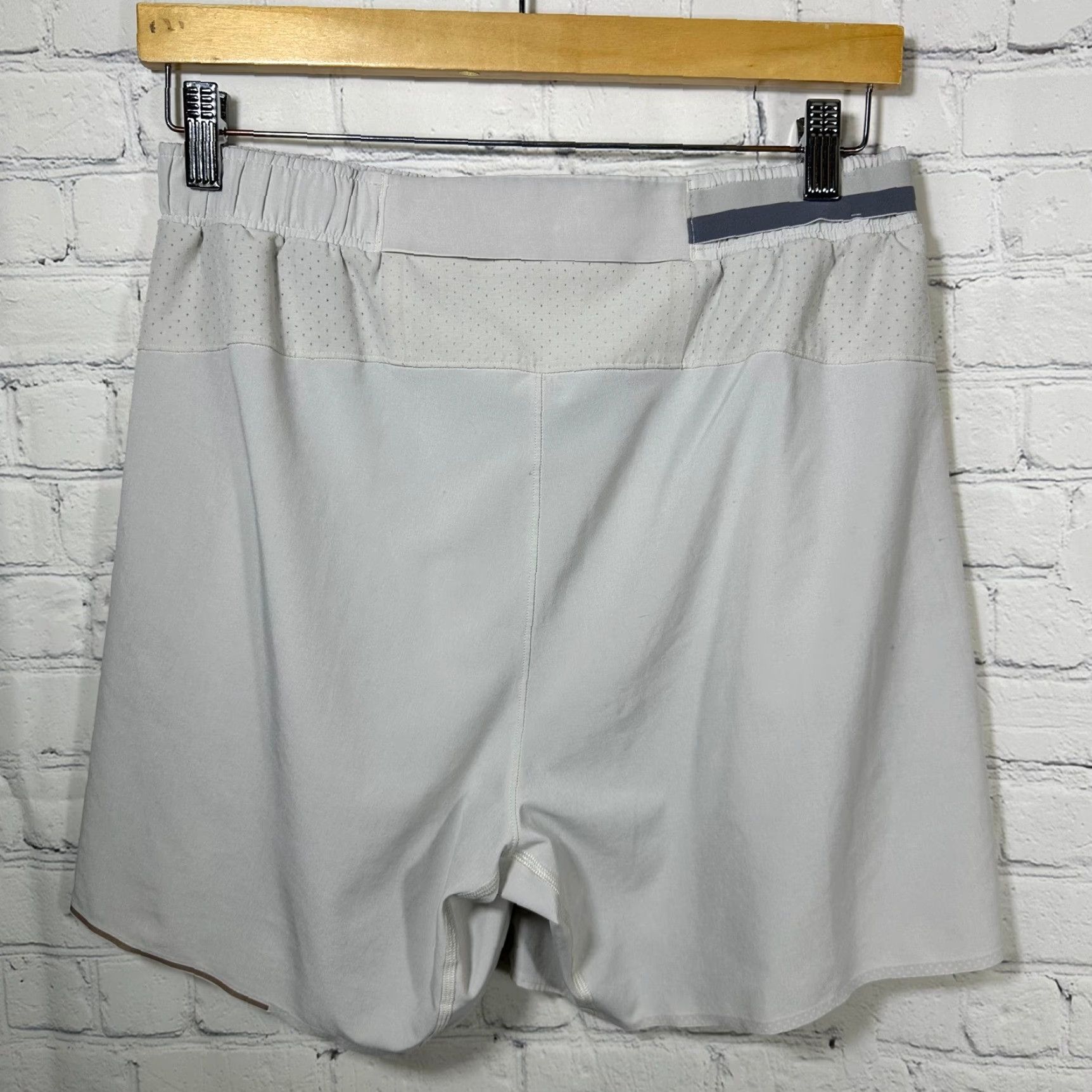 Lululemon Lululemon Surge Mens Athletic Training Shorts Gray Perforated Performance M Size US 31 - 5 Thumbnail