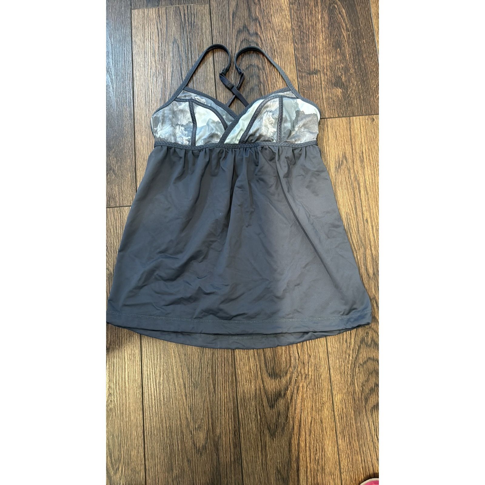 Lululemon Lululemon Grey Camo Cross Strap Yoga Tank top workout sz 8 Size M / US 6-8 / IT 42-44 - 4 Thumbnail