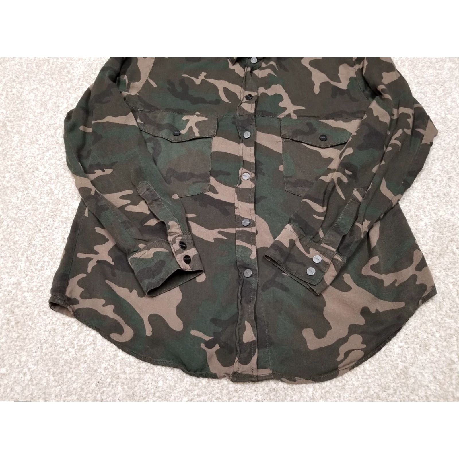 Sanctuary Sanctuary Top Womens Small Green Camouflage 100% Rayon Long Sleeve Snaps Roll Tab Shirt Women S Green Camouflage 100% Rayon Roll Tab Snaps Size S / US 4 / IT 40 - 3 Thumbnail