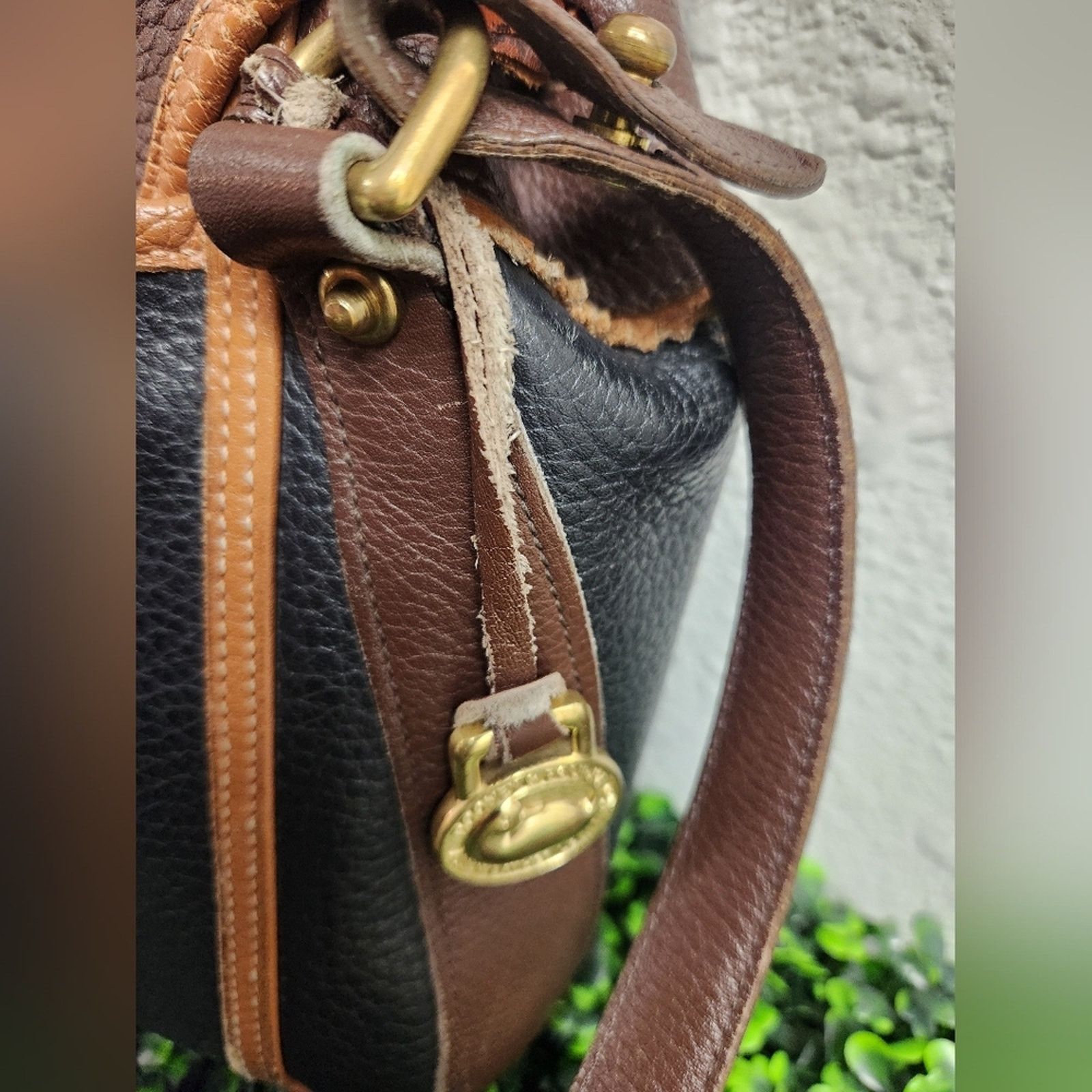 Dooney & Bourke Dooney & Bourke Teton Drawstring saddle Pebbled crossbody. Size ONE SIZE - 12 Thumbnail