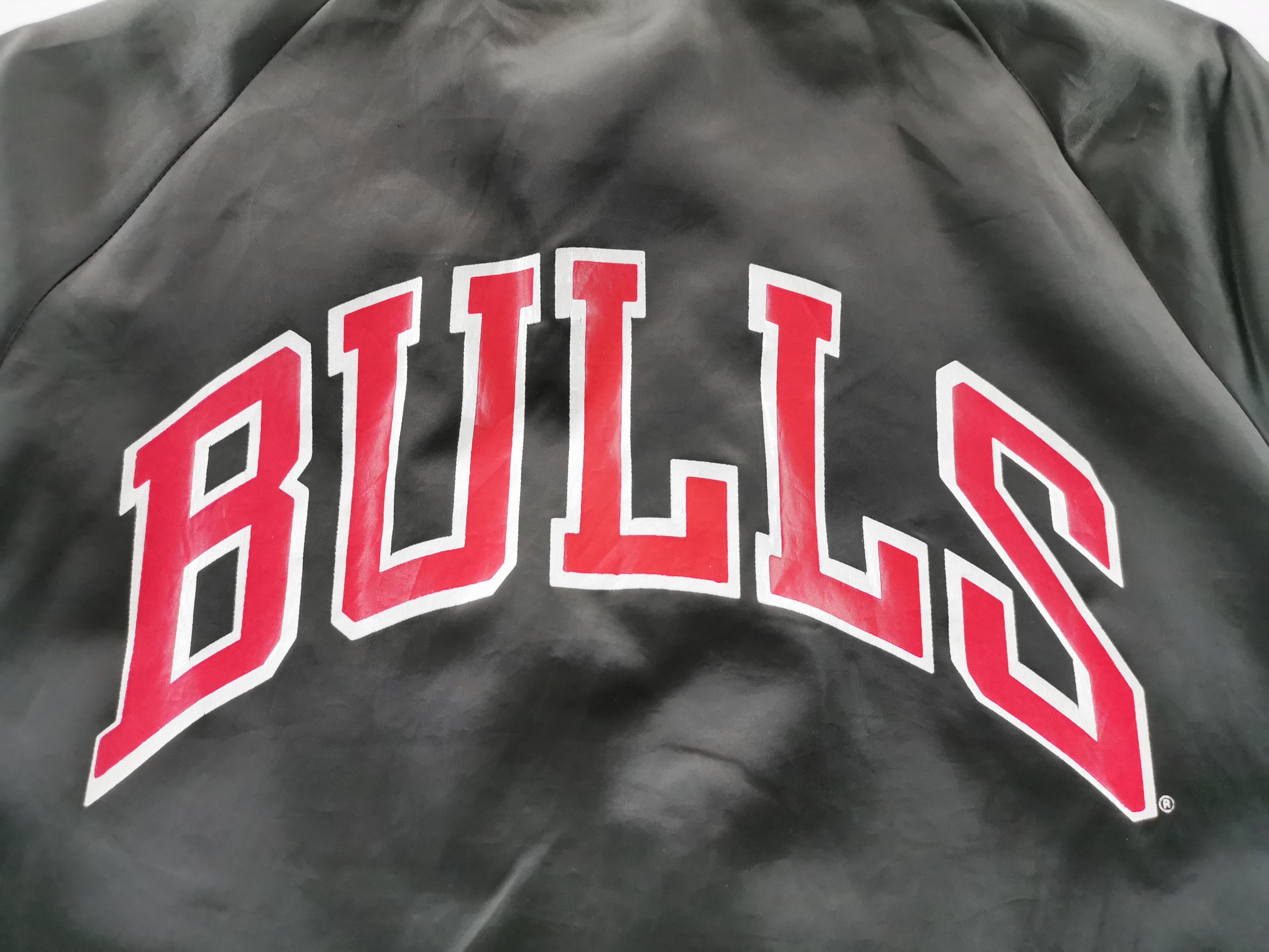 Vintage Vintage Chicago Bulls NBA Varsity Nylon Jacket Size L Size US L / EU 52-54 / 3 - 5 Thumbnail