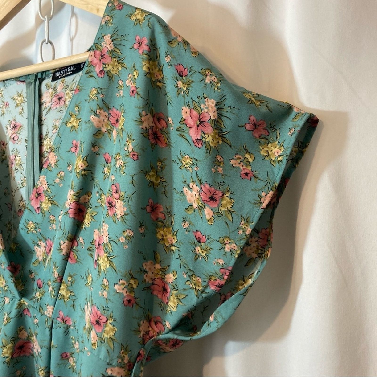 Nasty Gal Nasty Gal Floral Crossover V-Neck Flounce Slit Mini Dress Size M / US 6-8 / IT 42-44 - 3 Thumbnail