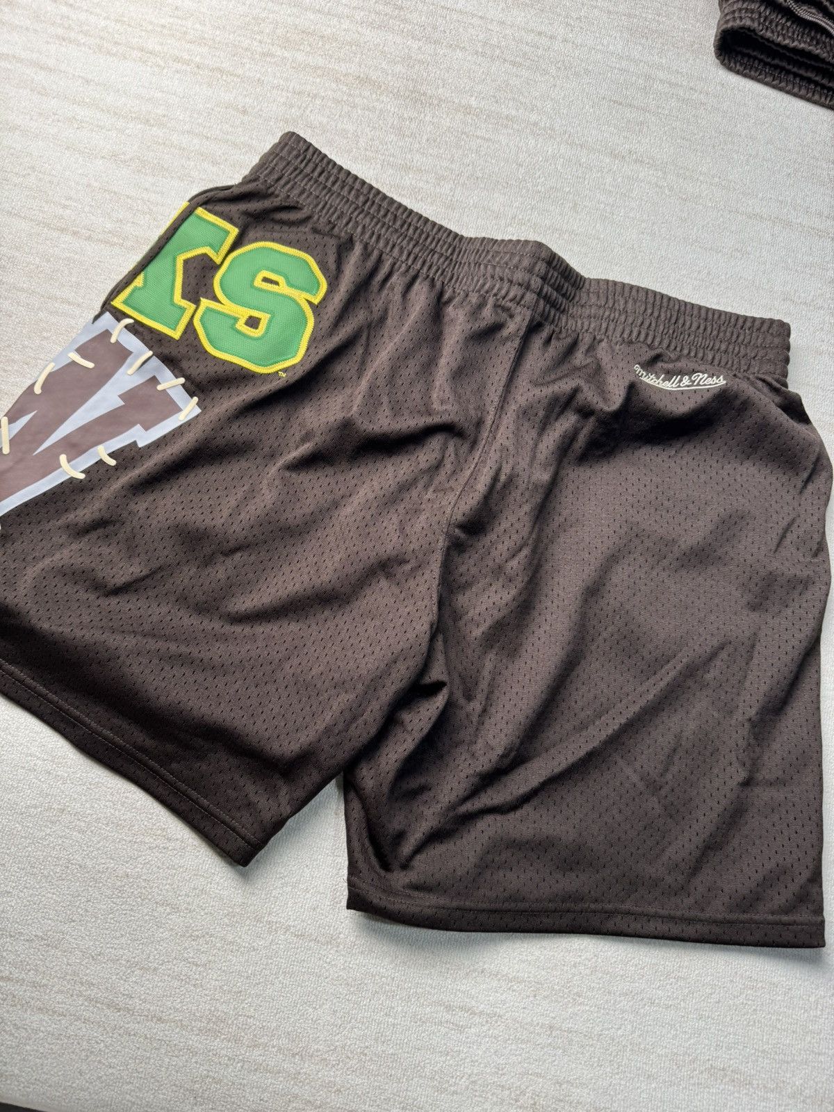 Mitchell & Ness × Travis Scott Oregon ducks basketball shorts Size US 38 / EU 54 - 5 Thumbnail