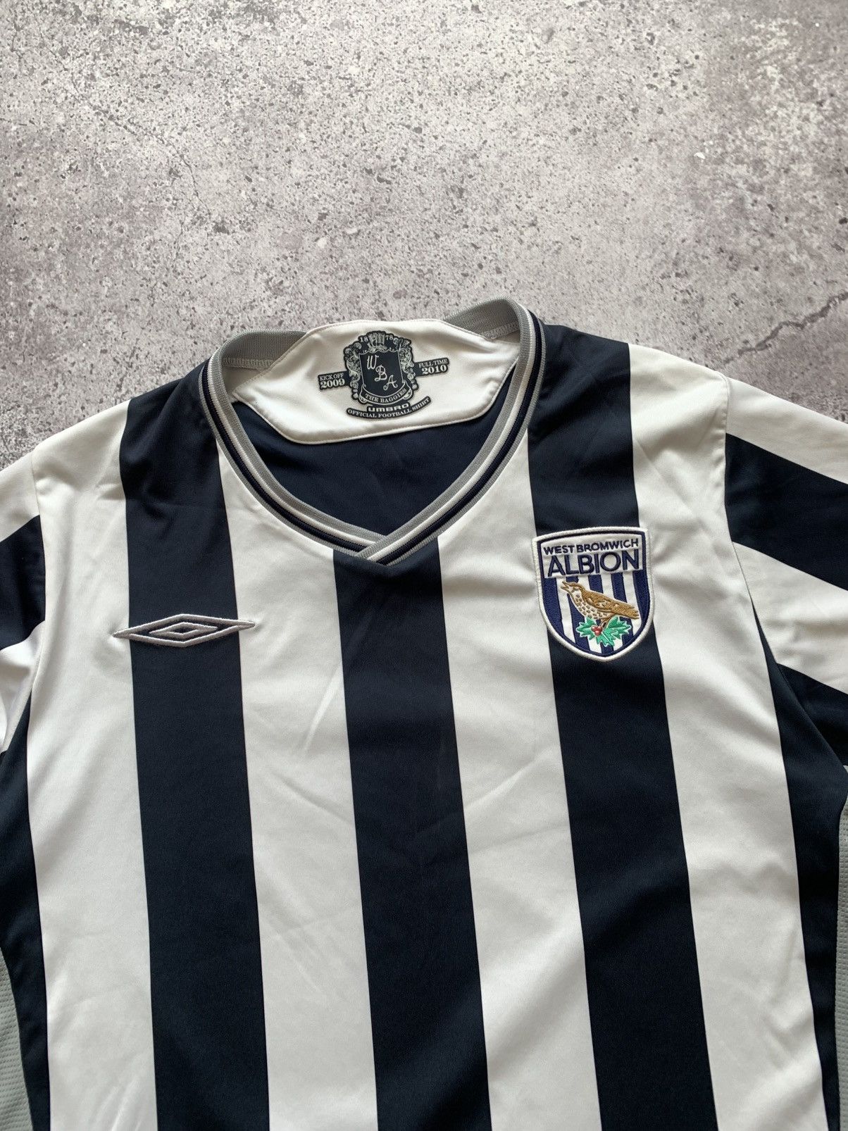 Umbro 🔥UMBRO WEST BROMWICH ALBION 2009/10 HOME SOCCER SHIRT Size US L / EU 52-54 / 3 - 4 Thumbnail