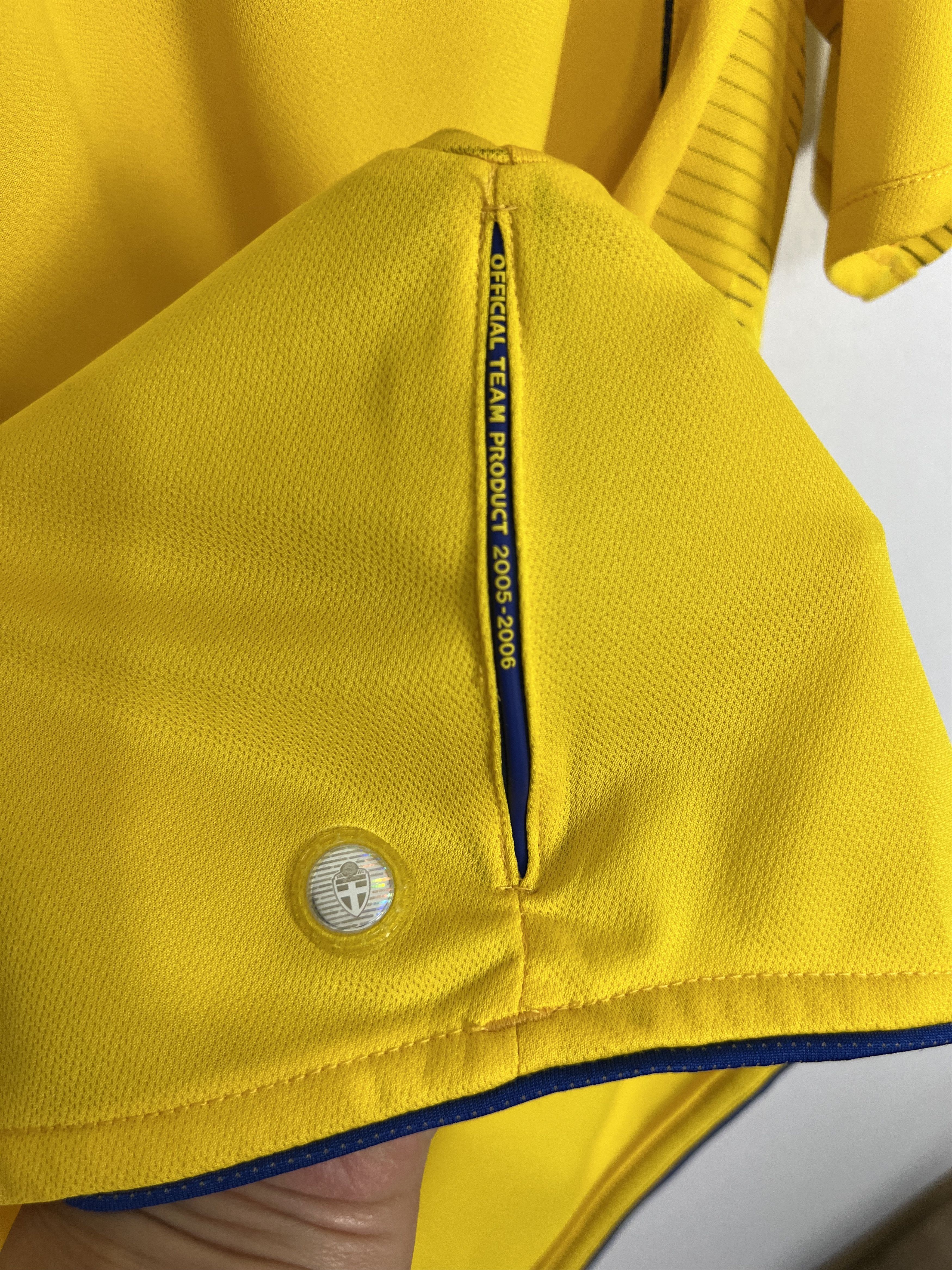 Umbro Sweden Home football shirt 2005 Soccer Umbro Jersey National Size US XL / EU 56 / 4 - 7 Thumbnail