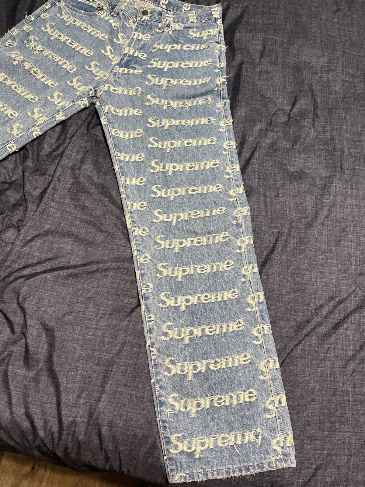 Supreme Frayed logos Regular Jean
