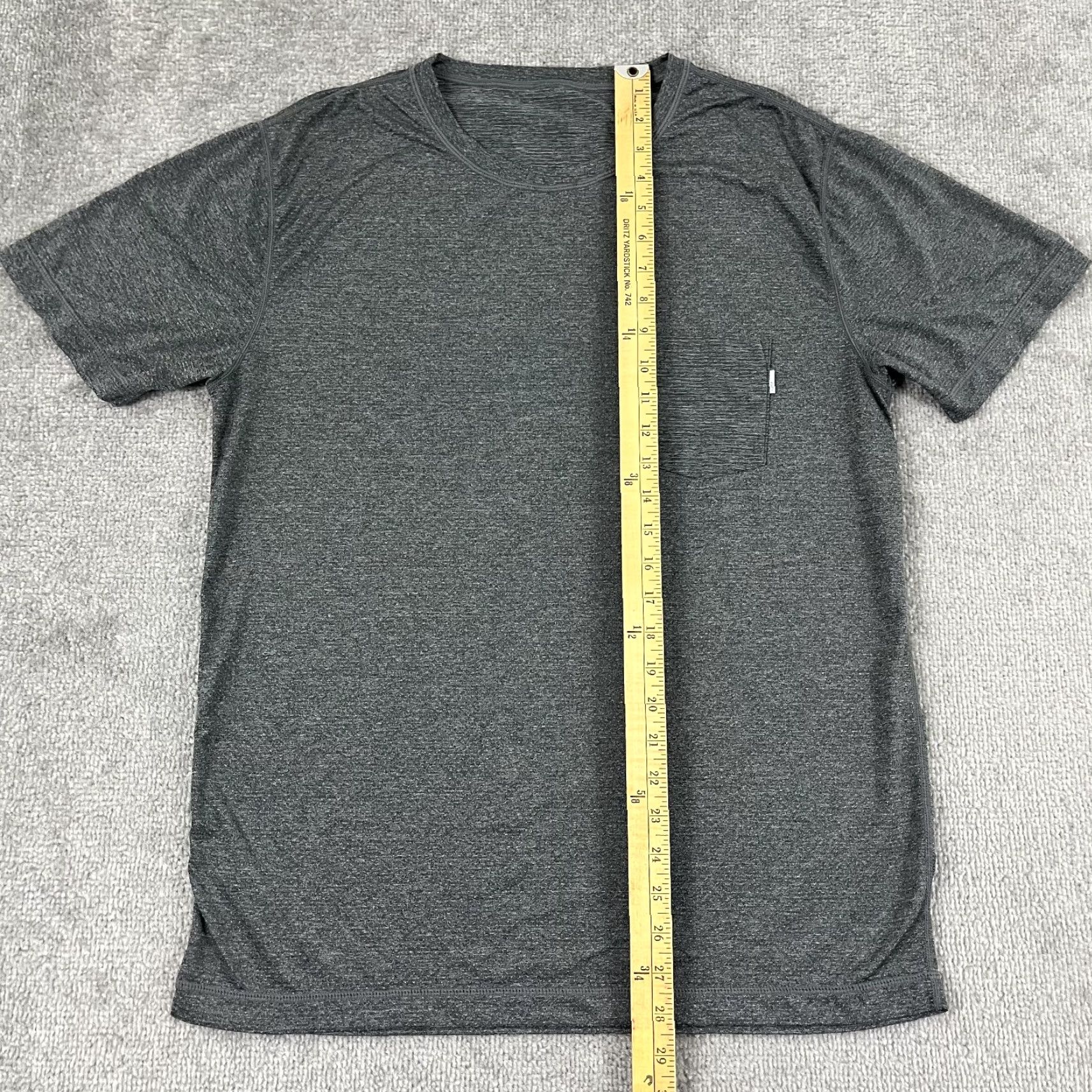Vuori Vuori Shirt Mens L Gray Active Performance Pocket Tee Athletic Short Sleeve Fan Classic Outdoor Sports Shirt Size US L / EU 52-54 / 3 - 3 Thumbnail