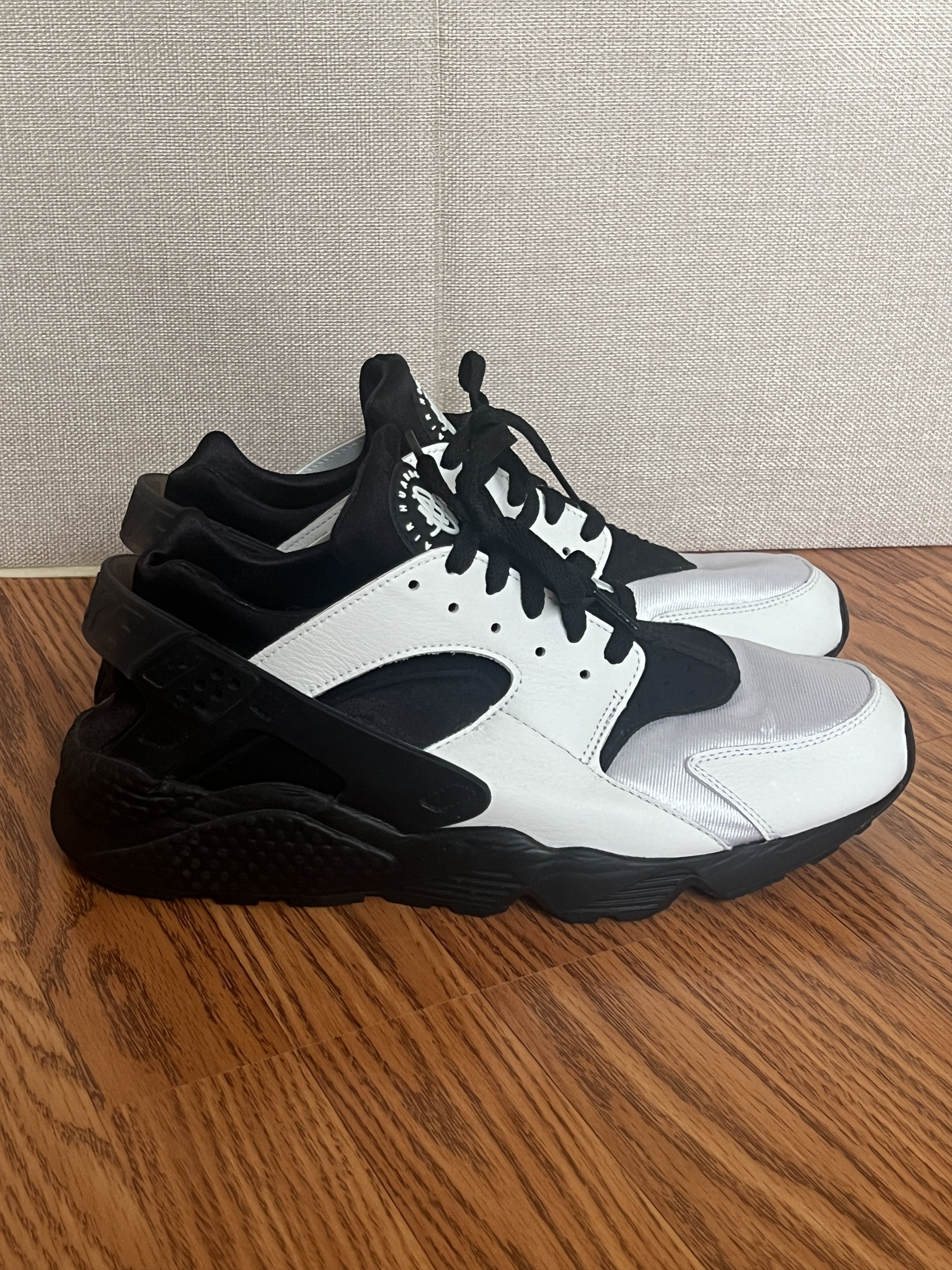 Nike NIKE AIR HUARACHE WHITE BLACK MENS SIZE 12 Size US 12 / EU 45 - 6 Thumbnail