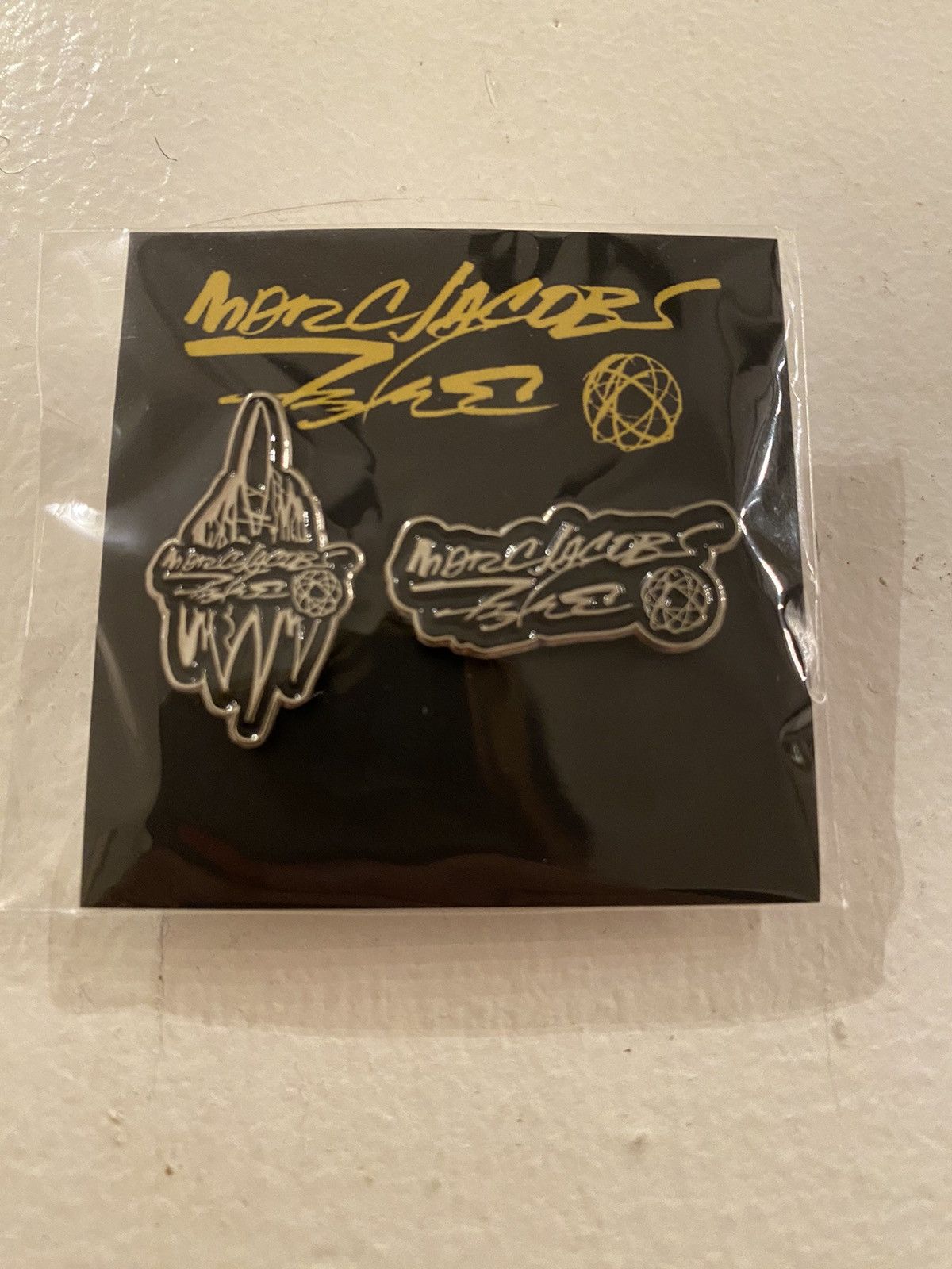 Futura × Marc Jacobs Futura 2000 Marc Jacobs anniversary pin set Size ONE SIZE - 1 Preview