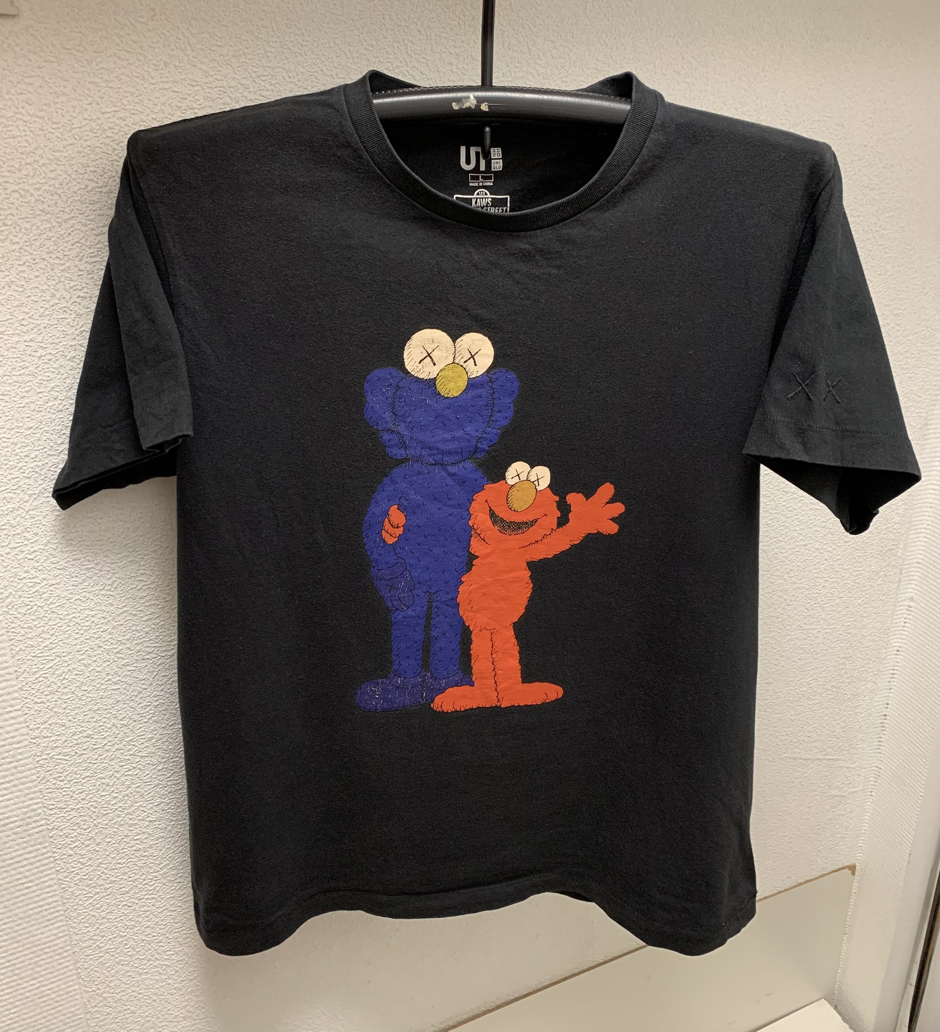 Uniqlo kaws Sesame Street big logo black t-shirt L sz