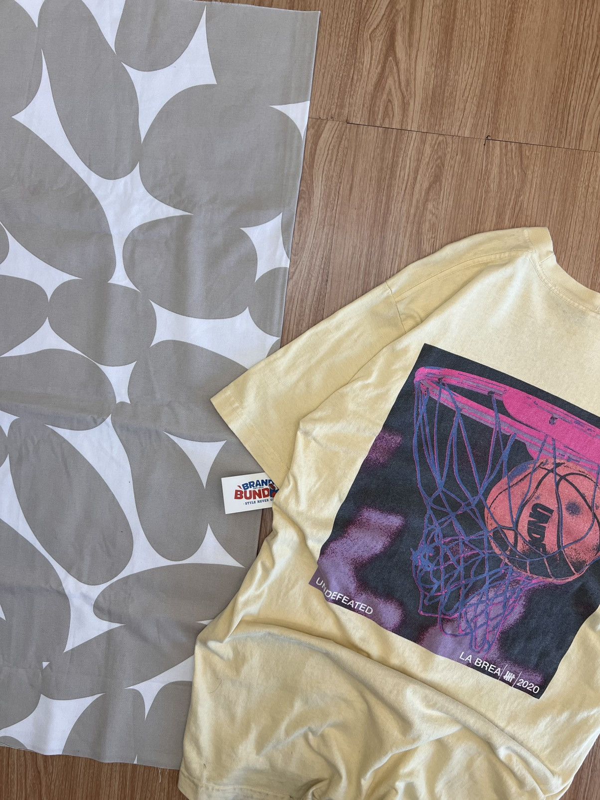 Undefeated cream-colored Undefeated basketball Size US M / EU 48-50 / 2 - 2 Thumbnail