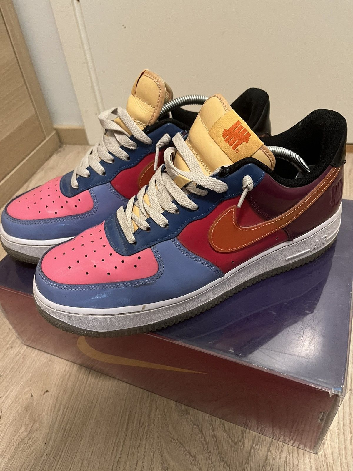 Nike × Undefeated Nike Air Force 1 Low SP Undefeated Multi Patent Orange Blue Size US 9.5 / EU 42-43 - 6 Thumbnail
