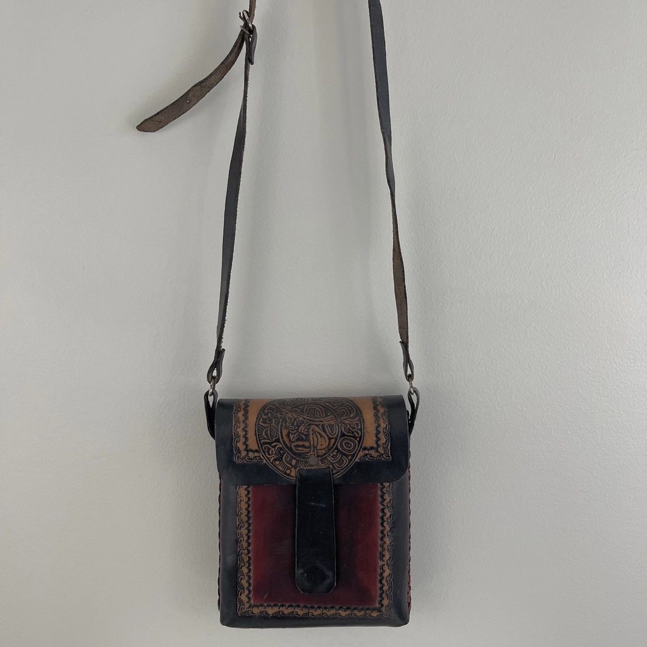 Vintage Vintage Shell Tooled Leather Black Red Aztec Crossbody Bag Size ONE SIZE - 11 Thumbnail