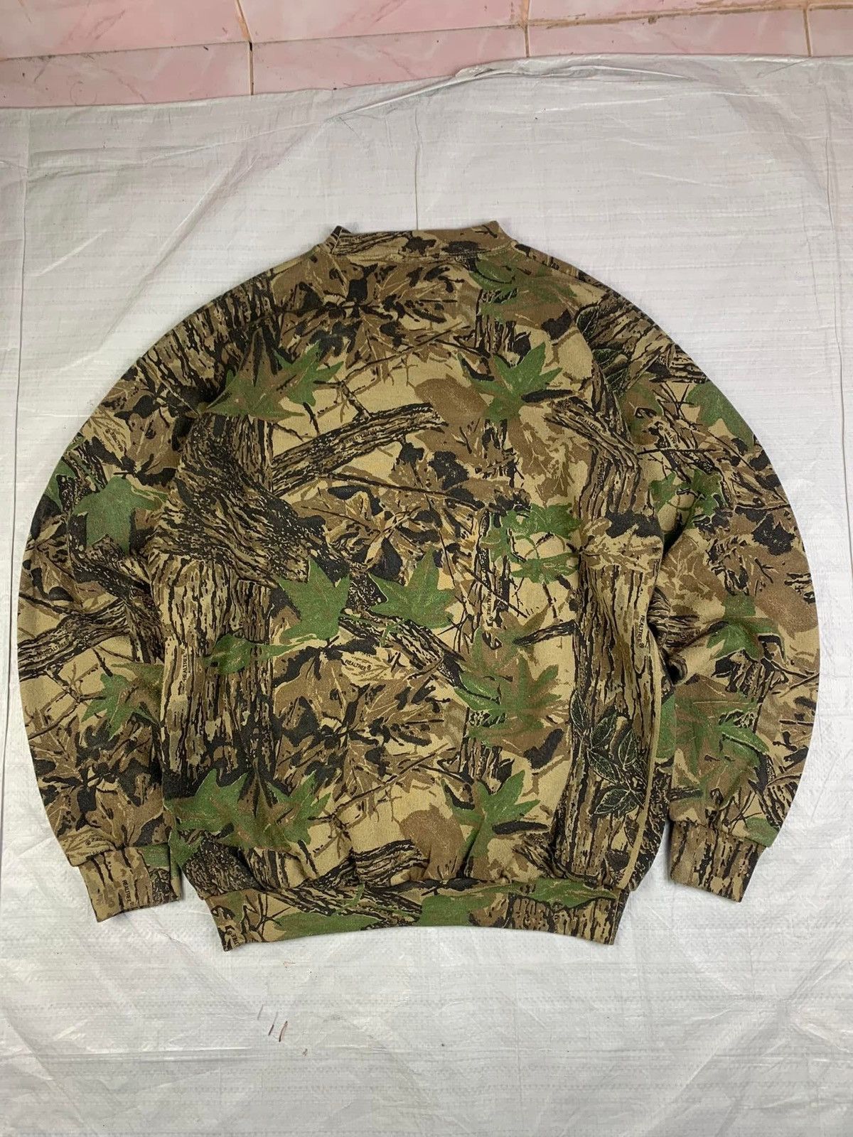 Carhartt × Vintage Crazy Vintage Faded Carhartt Style Realtree Camo Crewneck Size US L / EU 52-54 / 3 - 6 Thumbnail
