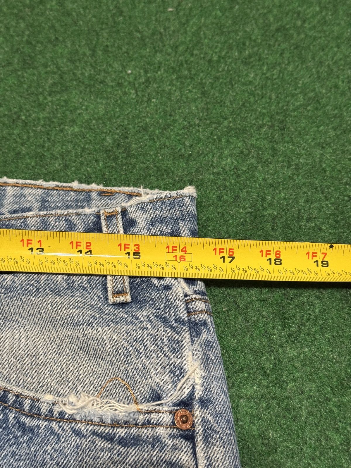 Levi's Vintage Clothing Vintage 90s Levi’s 505 Light Wash Distressed 32x34 Jeans Size US 32 / EU 48 - 6 Thumbnail