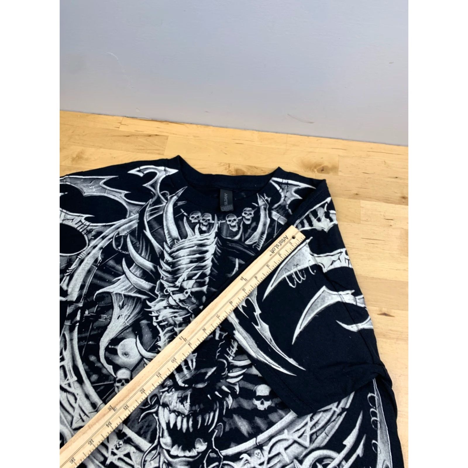 Gildan VINTAGE Dragon Catcher Shirt Dragons Skull Tribal Y2K AOP Gildan Black Cotton Mens L Short Sleeve Crew Neck 2000-2009 Size US L / EU 52-54 / 3 - 6 Thumbnail