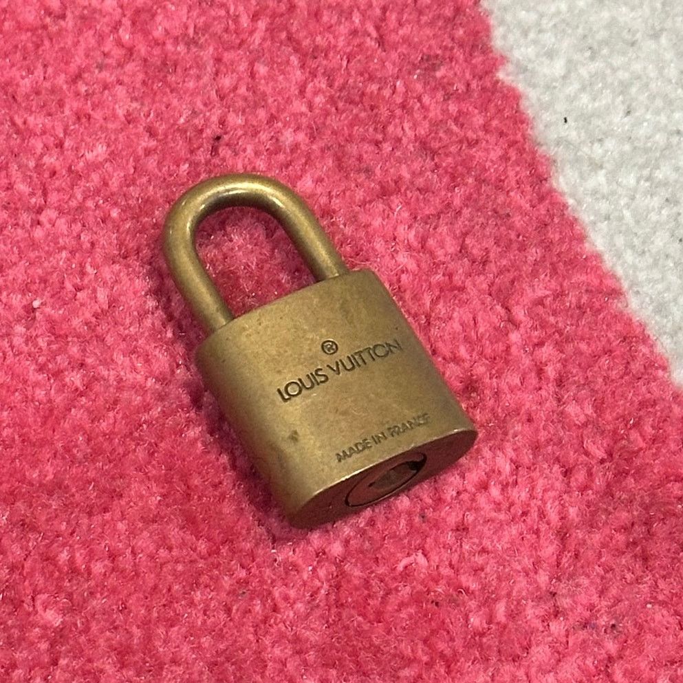 & Other Stories Louis Vuitton Brass Lock – No Key Size ONE SIZE - 1 Thumbnail