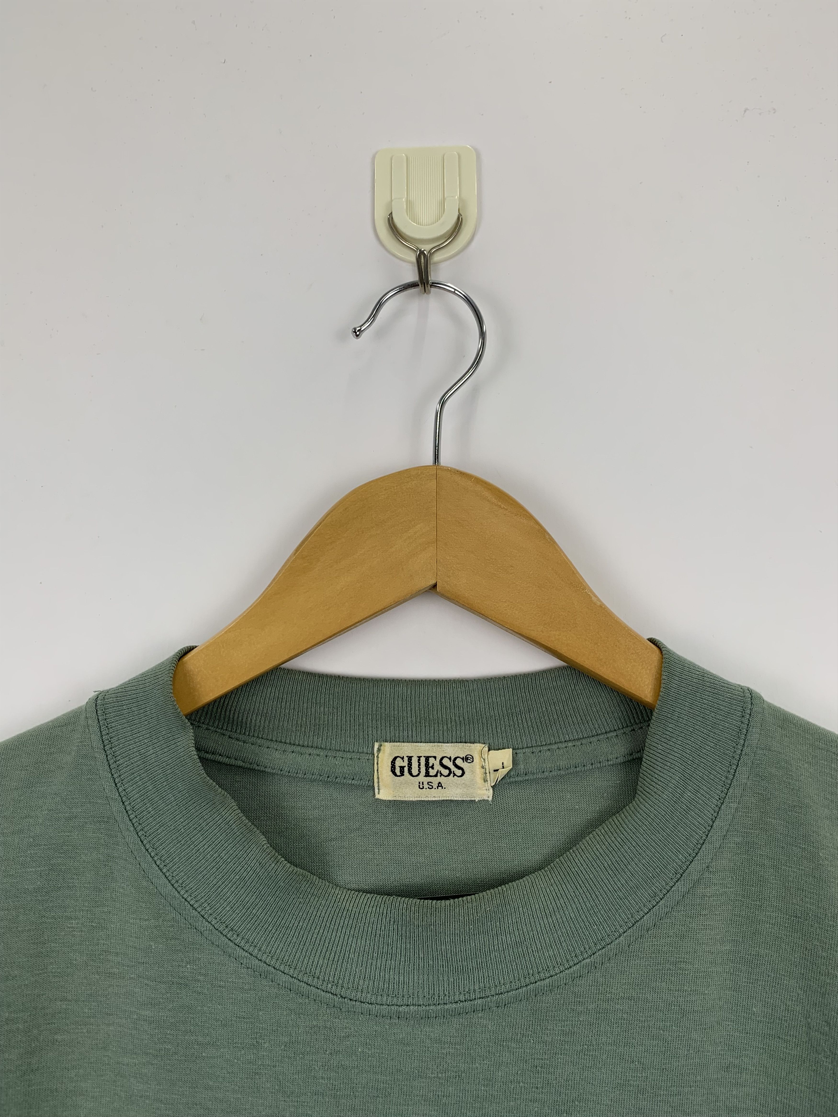 Guess × Vintage Vintage 90s Guess Emboridered Logo T Shirt TA0273 Size US L / EU 52-54 / 3 - 8 Thumbnail