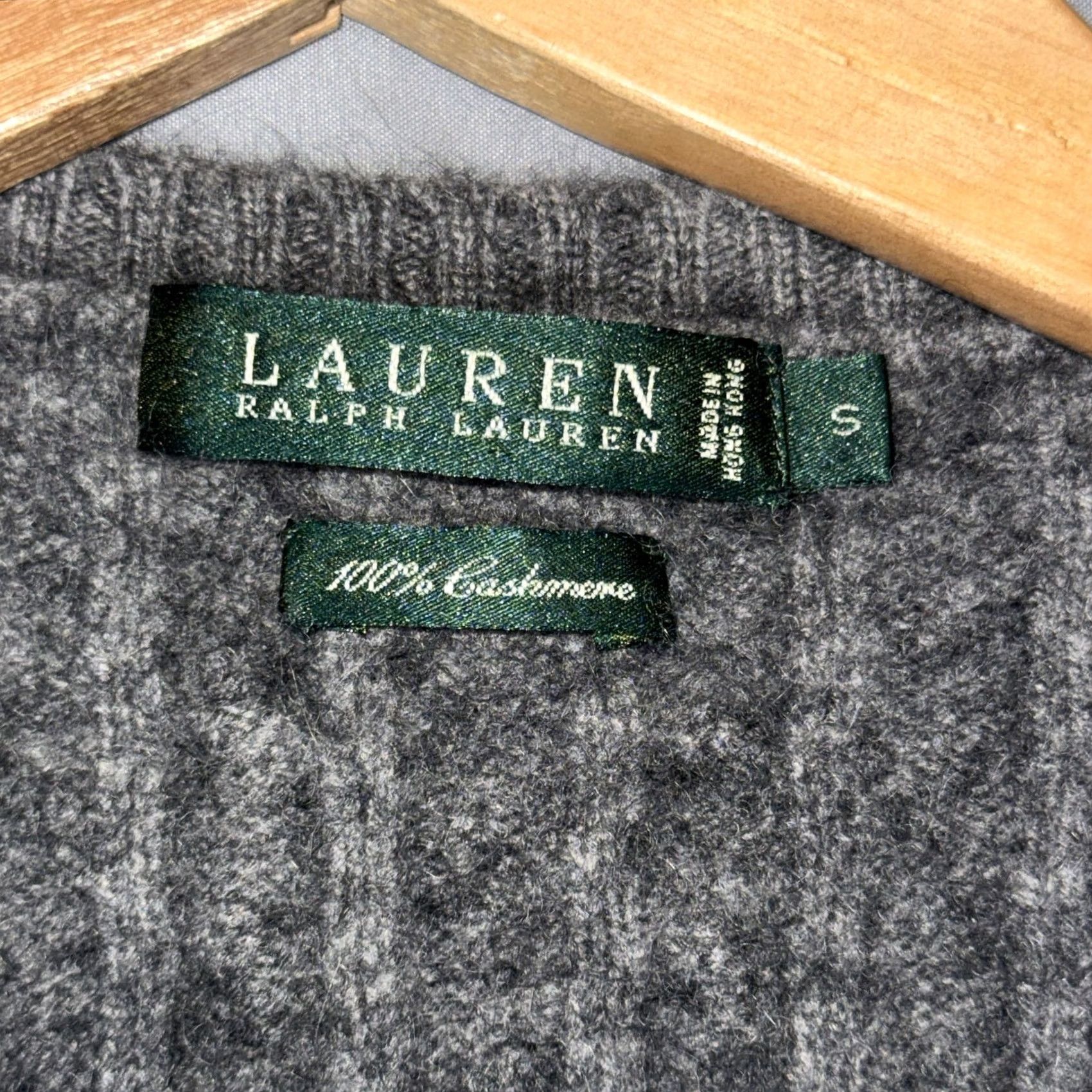 Ralph Lauren VINTAGE? (No) Actually not vintage. Lauren Ralph Lauren Sweater Womens Small Gray 100% Cashmere V Neck Cable Size S / US 4 / IT 40 - 3 Thumbnail