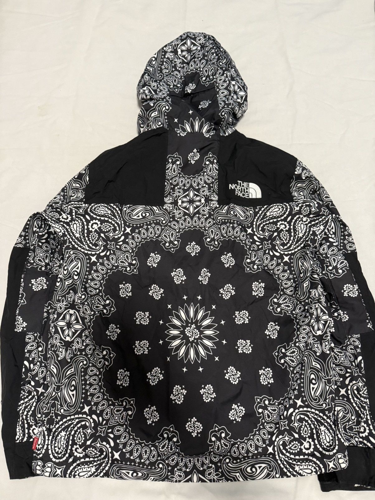 Supreme × The North Face Supreme north face tnf black bandana paisley mountain Jacket Size US M / EU 48-50 / 2 - 7 Thumbnail