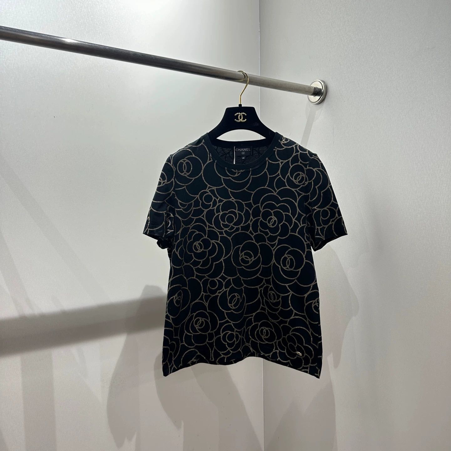 Chanel Chanel apr467 Black Gold Camellia Cotton SS Tee 38 Size S / US 4 / IT 40 - 1 Thumbnail