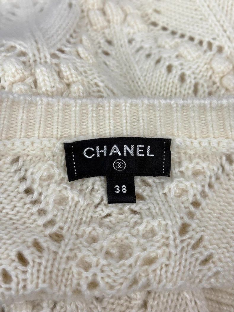 Chanel Chanel 21B milky white cashmere love diamond buckle V-neck Size XS / US 0-2 / IT 36-38 - 4 Thumbnail