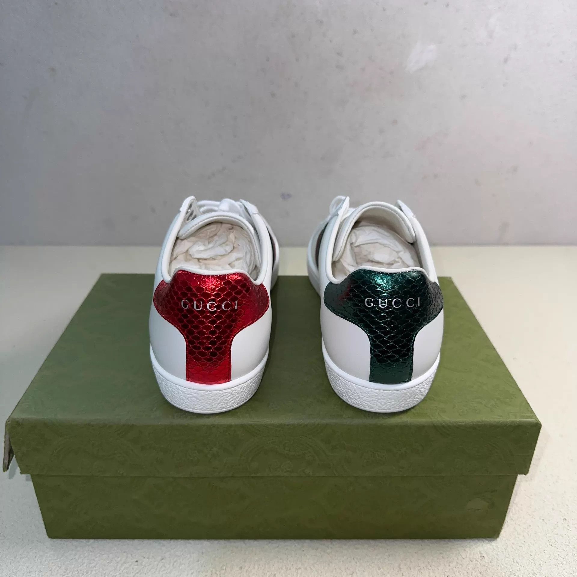 Gucci GUCCI ACE Low Top Wmns White Bee Red-Green Webbing Size US 8 / IT 38 - 3 Thumbnail