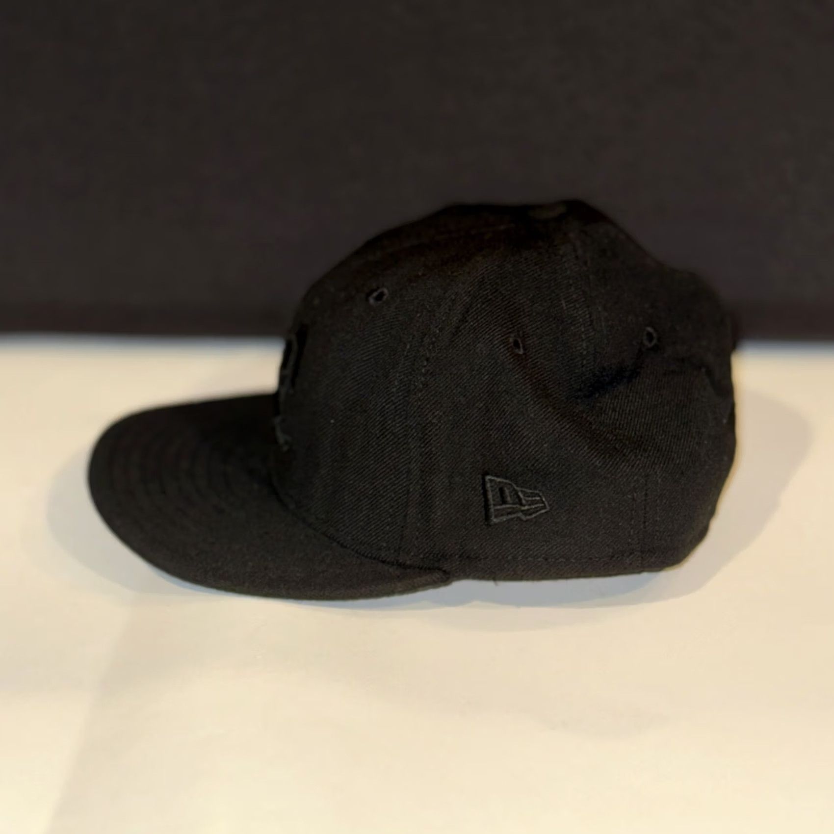 New Era VINTAGE Notre Dame Fighting Irish Hat Cap Fitted Mens 7 1/4 Black New Era Shamrock Embroidered Size ONE SIZE - 2 Thumbnail