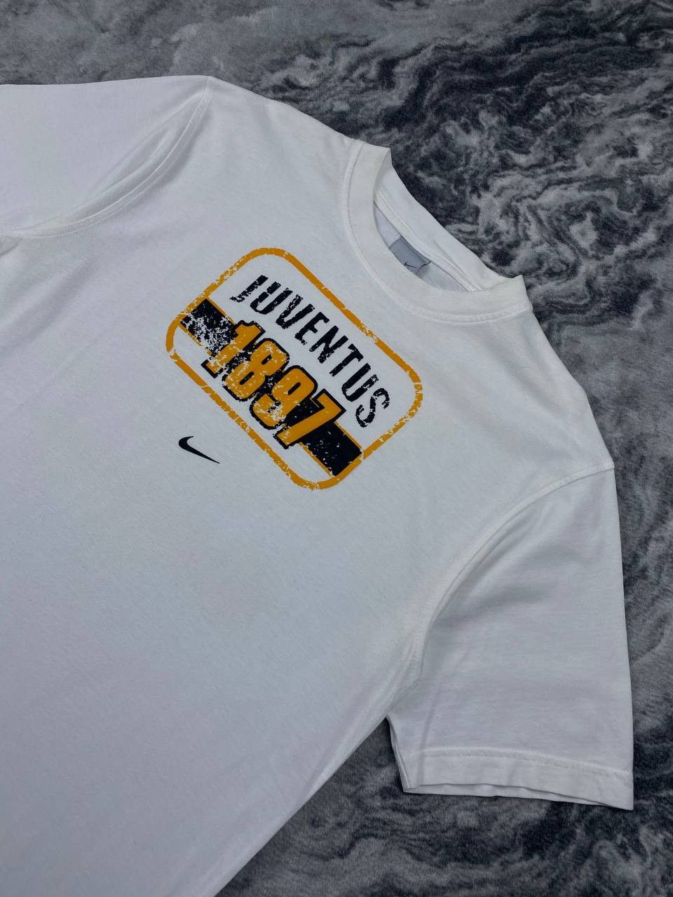 Nike Nike Juventus 2004 2005 Graphic Big Logo T Shirt Men Size M Size US M / EU 48-50 / 2 - 3 Thumbnail