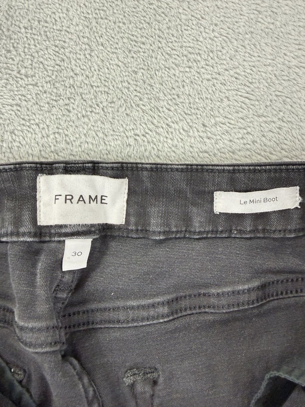 Frame Frame Women's Size 30 W X 32 L Le Mini Boot Zipper Fly Black Size 30" / US 8 / IT 44 - 2 Thumbnail