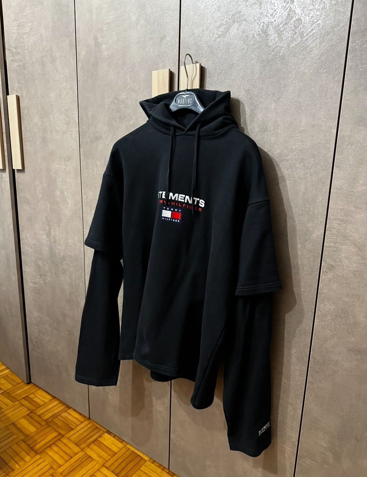 Tommy Hilfiger × Vetements Vetements x Tommy Hilfiger Double Sleeve Hoodie Black Size S Size US S / EU 44-46 / 1 - 5 Thumbnail
